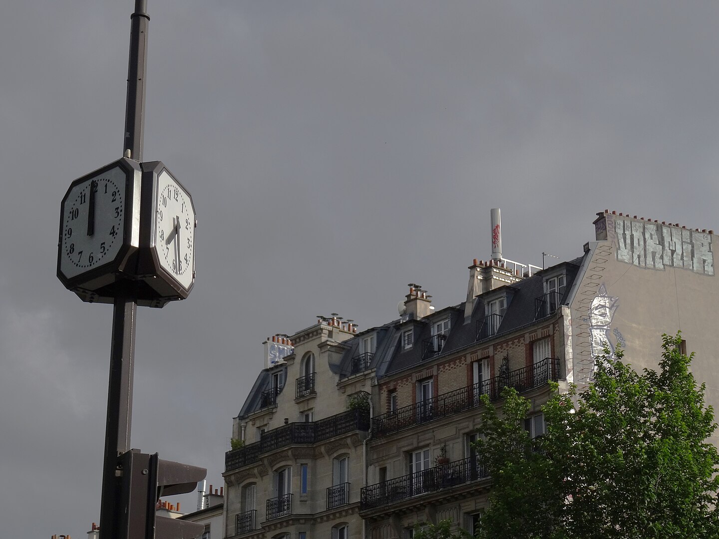 Rue de Ménilmontant dans le 20e arrondissement de Paris – zone d’intervention extermination fourmis
