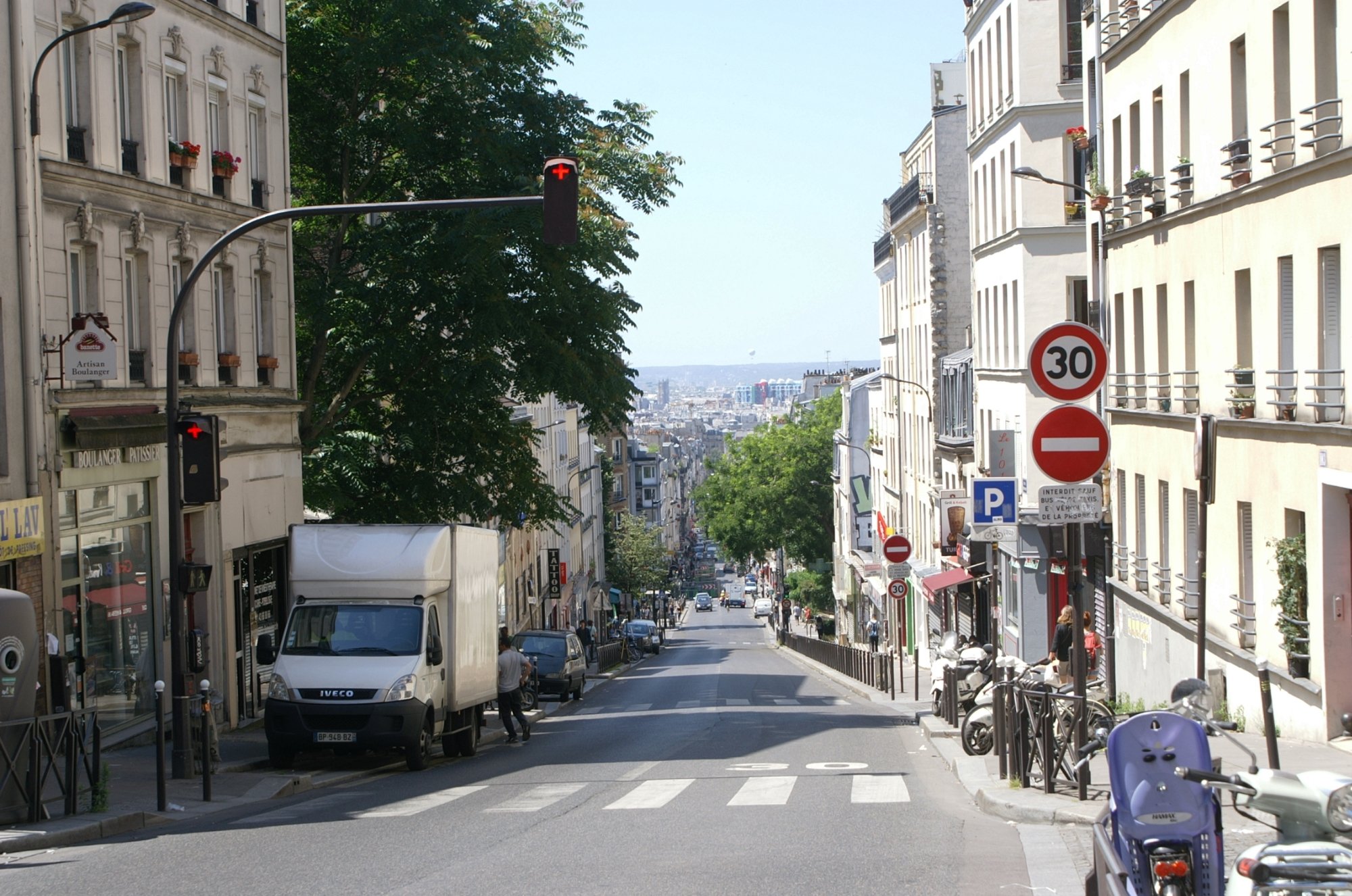 Rue de Ménilmontant dans le 20e arrondissement de Paris – zone d’intervention extermination frelons et guêpes